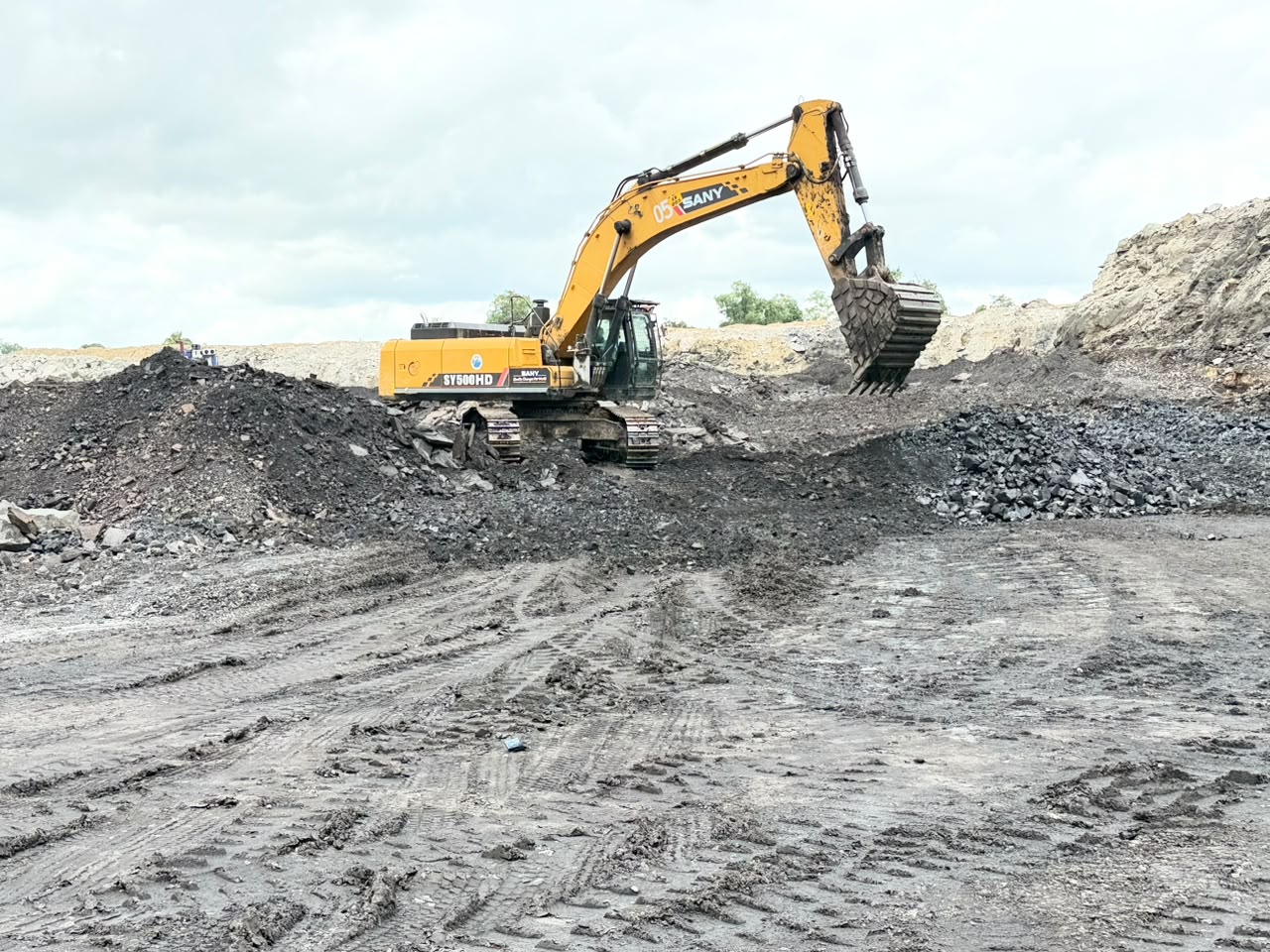 Coal loading at open-cast mine