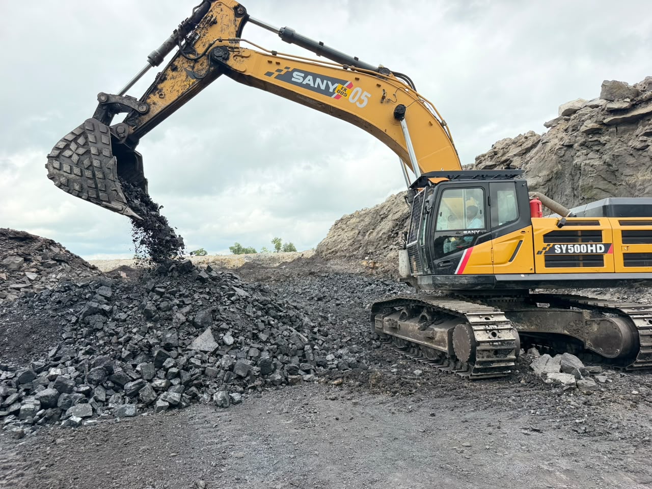 Open-cast coal mine loading